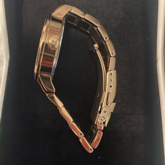 MVMT rose gold watch. Great condition. With extra links and box. - Picture 4 of 4